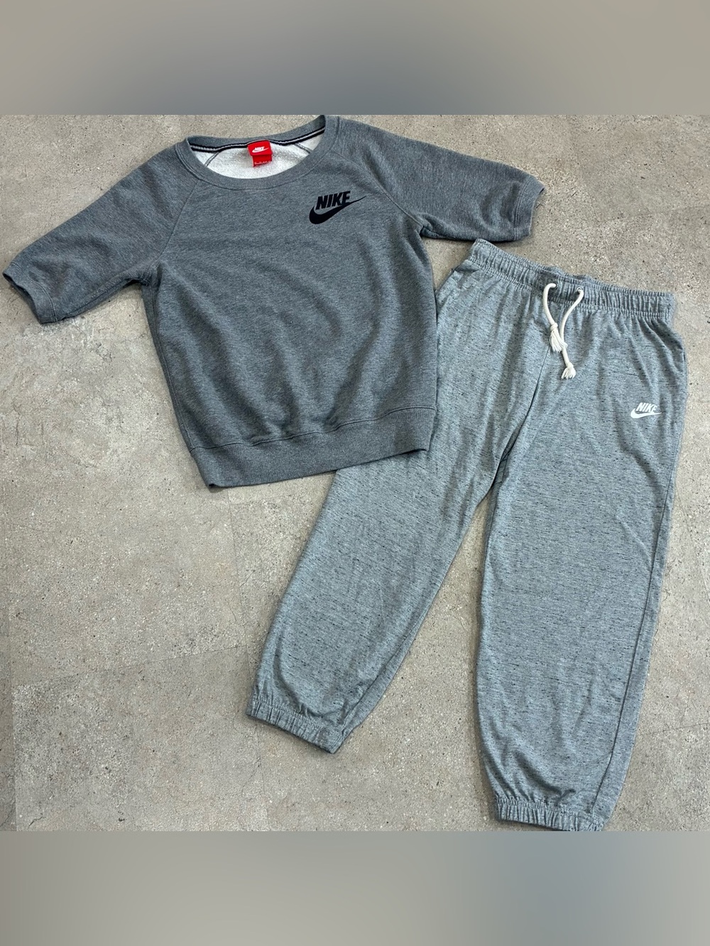 Womens NIKE Sweatshirt & Cropped Jogger Sweatpants, sz XS